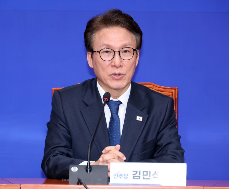 김민석, <b>유시민</b> '<b>이 대통령 비판</b>'에 "평가나 답할 필요 없다"