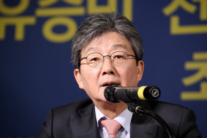 유승민 전 의원, '유담 인천대 특혜 임용' 고발 7개월 만에 피의자 신분 조사