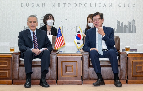 박형준 시장 만난 <b>주한</b>美<b>대사</b> "부산엑스포 돕겠다"