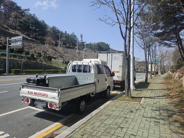 우회전 진입로 불법주차 점령…사고 우려에도 <b>기장군</b> 뒷짐