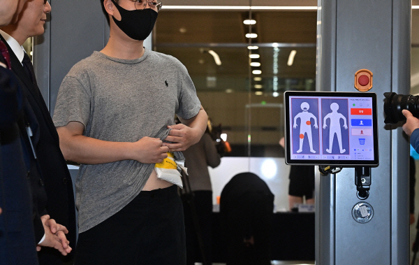 지난 1월 17일 인천국제공항 제1여객터미널 입국장에서 열린 ‘관세청 마약단속 동향 발표 및 마약밀수 단속 현장 점검’에서 관계자가 밀리미터파 신변검색기 시연을 하고 있다. 관세청 제공