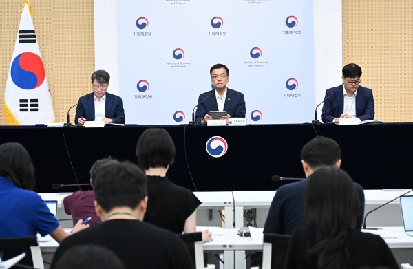 <b>대통령실</b> 안팎 '<b>추경</b>' 가능성 솔솔…기재부는 "검토하지 않아" 부인