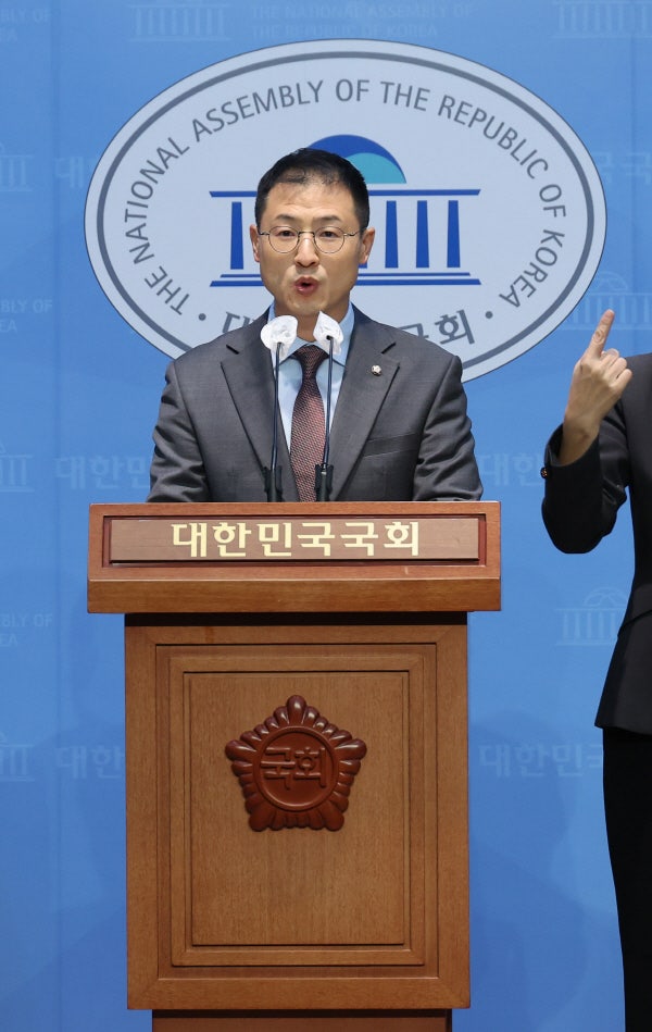 尹<b>탄핵</b> 반대했던 김상욱 "尹, 즉시 하야하지 않으면 <b>찬성</b> 선회"