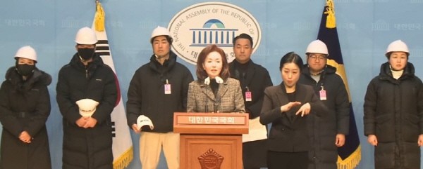 친윤 <b>김민전</b>, 尹 사수 '<b>백골단</b>' <b>국회</b>서 <b>기자회견</b> 주선