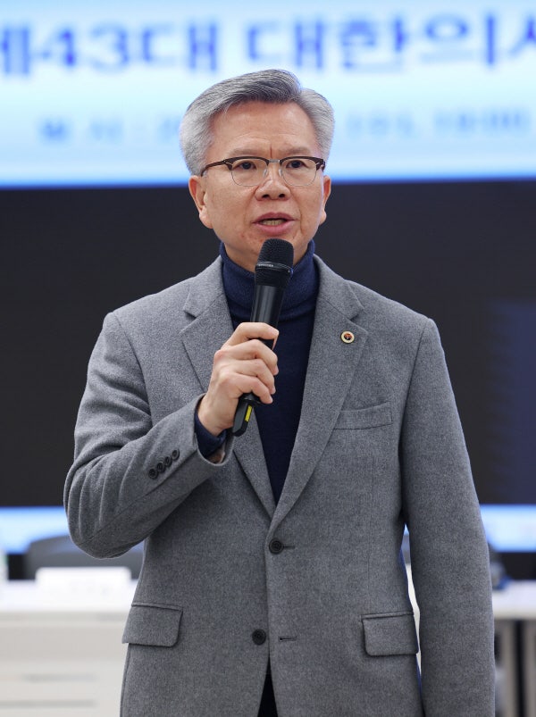 <b>김택우</b> 신임 <b>의협회장</b> 오늘 취임…'의정갈등 협상' 행보 본격화