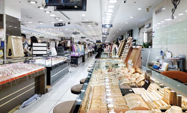 13일 부산 동구 범일동 골드테마거리의 한 귀금속상가가 한산한 모습을 보이고 있다. 부산 귀금속 유통업 및 제조가공업체가 밀집한 이곳은 최근 금값이 급등하자 손님의 발길이 크게 줄었다.  전민철 기자 jmc@kook