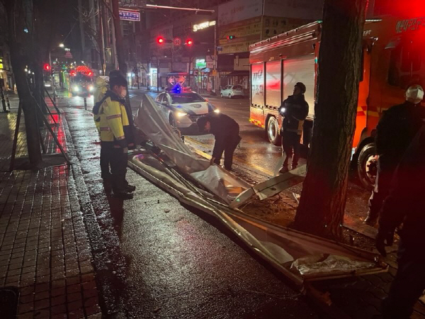 3일 부산 해운대구 좌동에서 강풍에 건물 간판이 떨어진 모습. 부산소방재난본부 제공