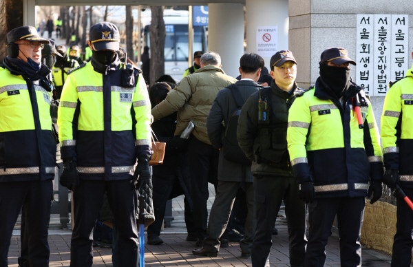 법원, 내주 윤석열 대통령 <b>재판</b>·<b>이재명</b> 대표 선고 앞 보안강화