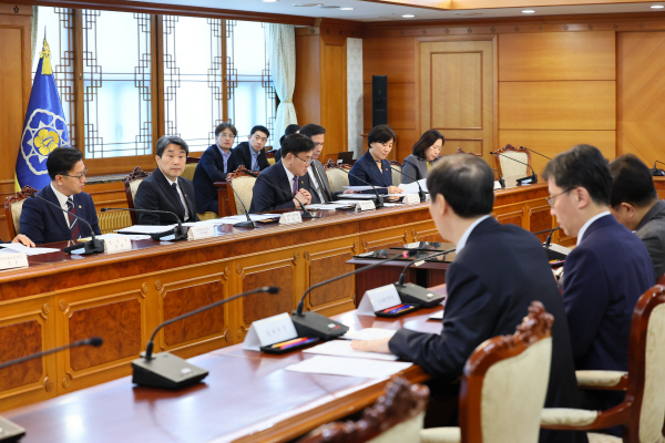 이주호 대통령 권한대행 부총리 겸 교육부 장관이 지난 2일 정부서울청사에서 국무위원 간담회를 하고 있다.교육부 제공