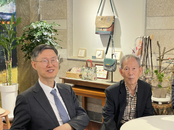 문형배 전 헌법재판소장 권한대행과 김장하 선생이 지난 2일 경남 진주 극단 현장 1층 캘러리에서 만나 이야기를 나누고 있다.독자 제공 