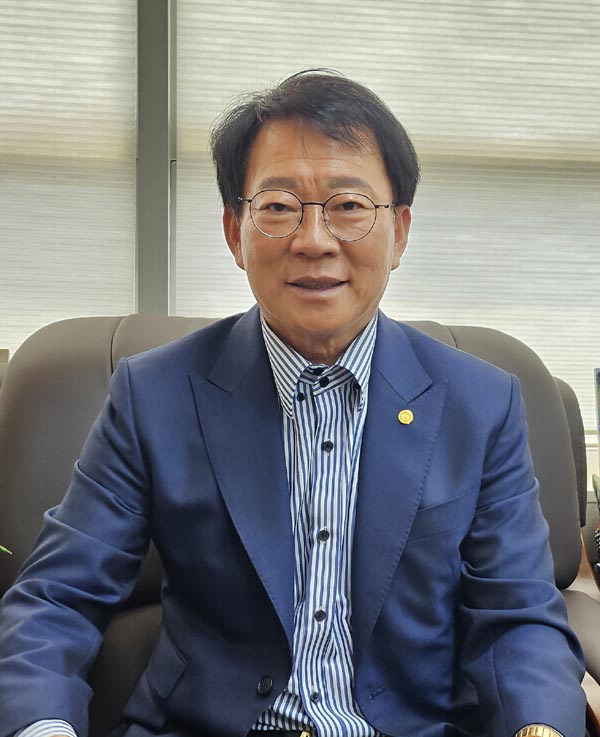 김성호 부산시파크골프협회장이 6일 남은 임기 동안의 목표를 설명하고 있다.  김진룡 기자