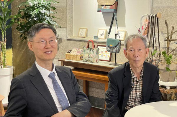 문형배(왼쪽) 전 헌법재판소장 권한대행과 김장하 선생이 지난 2일 경남 진주 극단 현장 1층 갤러리에서 만나 이야기를 나누고 있다.독자 제공