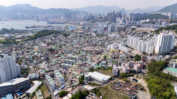9000여 세대 초대형 단지로 재개발을 추진 중인 부산 남구 감만1구역이 부정 투표 논란 등으로 진통을 겪고 있다.감만1구역 사업지 일대 전경.이원준 기자 