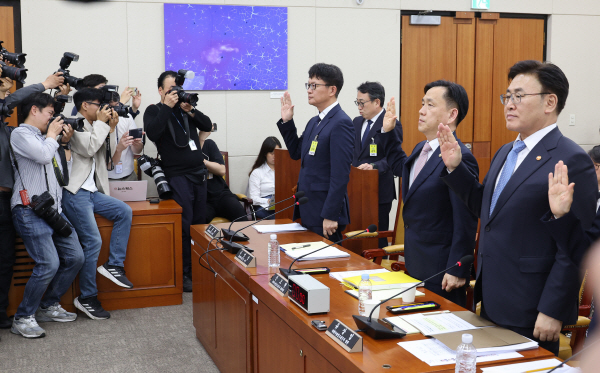8일 국회 과학기술정보방송통신위원회 전체회의에서 열린 SK텔레콤 유심 해킹 사건 청문회에서 유영상 SK텔레콤 대표이사 등이 증인선서를 하고 있다.연합뉴스