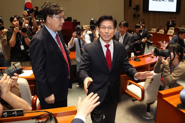 [속보] 의총 참석 <b>김문수</b> "<b>강제 단일화 거부</b>… 내가 나서서 이기겠다"