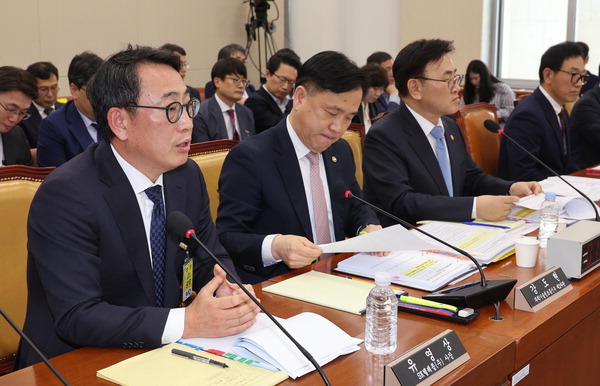 지난 8일 국회 과학기술정보방송통신위원회 전체회의에서 열린 SK텔레콤 유심 해킹 사건 청문회에서 유영상 SK텔레콤 대표이사가 의원 질의에 답하고 있다.연합뉴스