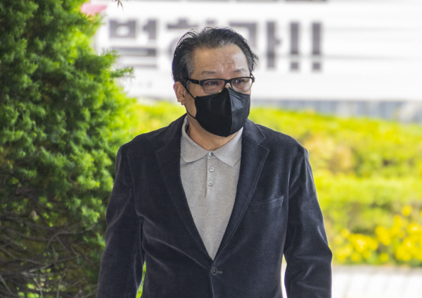 2018년 지방선거 공천헌금 의혹 혐의를 받는‘건진법사’전성배 씨가 12일 서울 양천구 서울남부지법에서 열린 1심 두 번째 공판에 출석하고 있다.연합뉴스