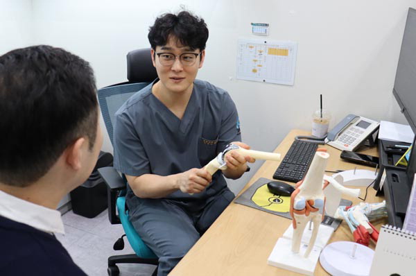 거인병원 김상효 관절클리닉 과장이 인공관절 시술에 관해 설명하고 있다.거인병원 제공