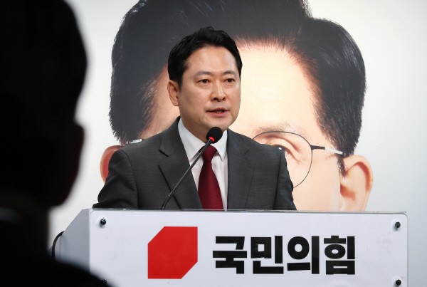 장동혁 ‘짐 <b>로저스 이재명</b> 지지 <b>논란</b>’ 맹공…“국제사기 대선후보”