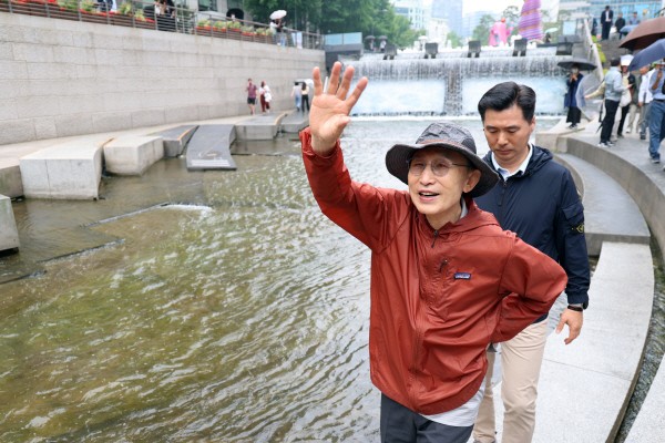 <b>이명박</b> “나라 살림 정직하게 잘할 지도자 나왔으면”