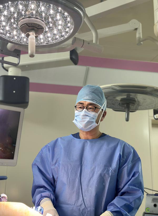 웰니스병원 외과 김경례 원장이 담석증 환자에 복강경 담낭절제술을 시행하고 있다. 웰니스병원 제공