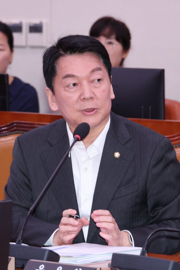 <b>안철수</b>, <b>김경수</b> 공직 복귀에 “<b>러브버그</b>처럼 전과자끼리 붙나… 국민 모...