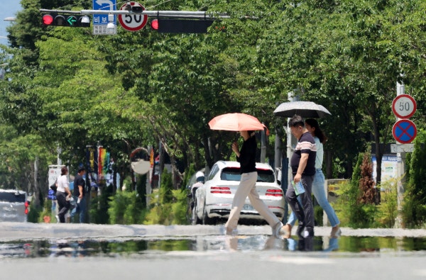 제주·<b>남부지방</b> 장마 끝…당분간 <b>폭염</b>·열대야 이어져