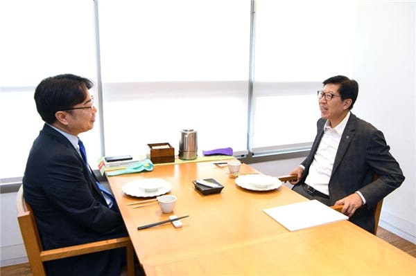 <b>박형준</b> 시장·<b>이재성</b> 與 시당위원장, HMM <b>이전</b>·해사법원 초당 협력