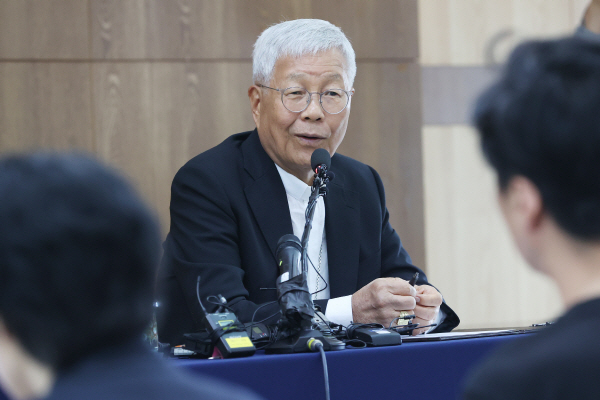 유흥식 추기경이 지난 3일 서울 광진구 한국천주교주교회의에서 열린 기자간담회에 참석해 발언하고 있다. 연합뉴스