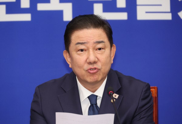 <b>김병기</b> “尹 <b>감옥</b>으로 돌아가고 김건희 국정농단 실체 밝혀야”