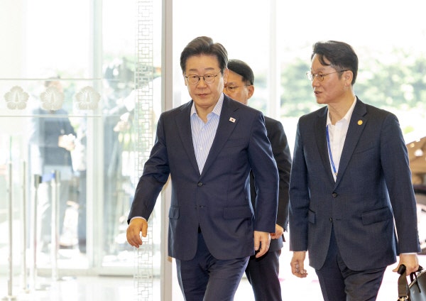 <b>이재명 대통령</b> 지지율 63%… 민주 43%·국민의힘 19%