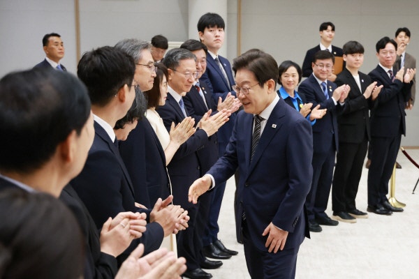 李대통령, 신임 <b>장관</b> 8명에 <b>임명장</b>… 현재까지 9명 임명절차 완료