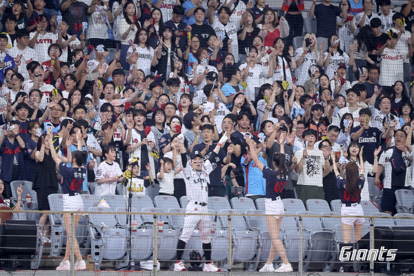 무더위보다 더 뜨거운 <b>프로야구</b> 열기…벌써 <b>800만</b> 관중 돌파