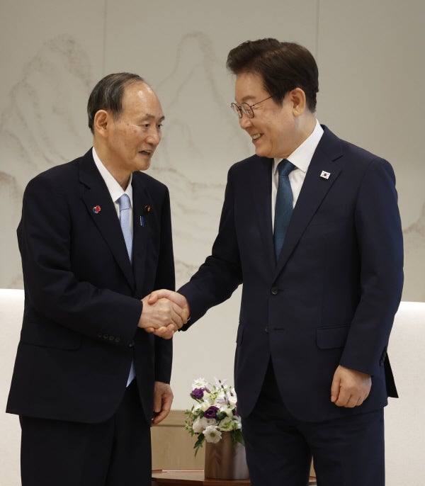 <b>스가</b> 접견 이 대통령 "<b>한일</b> 서로 도움되는 <b>관계</b>로 <b>발전</b>되길"