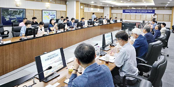 부산해양수산청과 부산항만공사가 항만 현장 중대재해 예방을 위한 줄잡이 및 화물고정업계와 간담회를 열고 안전관리 방안을 논의하고 있다.   부산해양수산청 제공