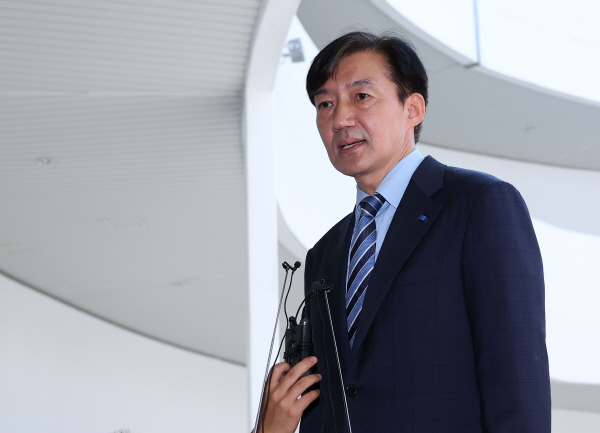 조국혁신당 조국 전 대표가 24일 부산 중구 부산민주공원에서 취재진 질문에 답하고 있다. 부산민주공원은 조 전 대표가 조국혁신당 창당 선언을 한 장소다. 연합뉴스