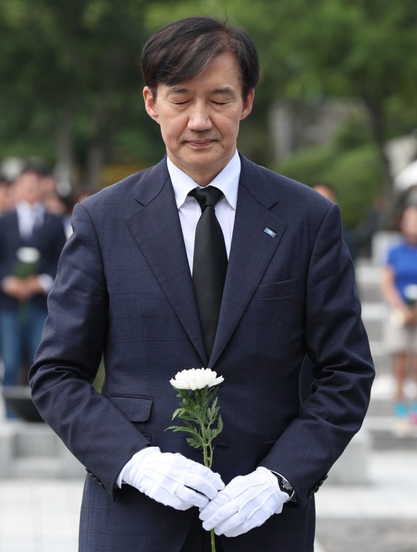 <b>조국</b>, <b>노무현 묘역 참배</b> 중 ‘울컥’…내일부터 호남 일정 시작