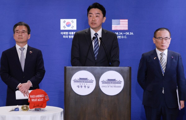 [속보] “<b>한미</b>정상, ‘<b>비서실장 핫라인</b>’ 가동하기로”