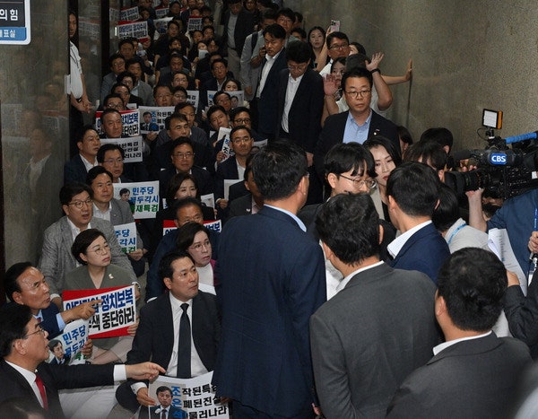 “<b>내란특검</b>, 야당 말살 획책 <b>규탄</b>” 국힘 무기한 농성 돌입(종합)