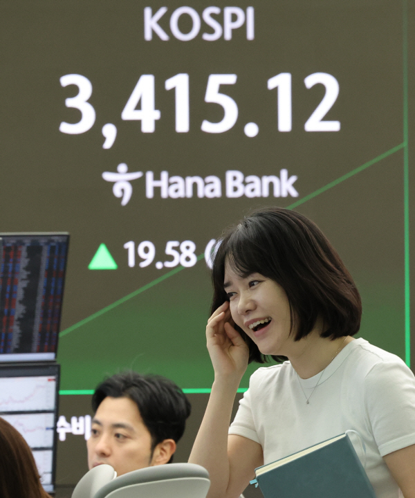 15일 서울 중구 하나은행 본점 딜링룸에서 직원들이 업무를 보고 있다. 이날 오전 9시 3분 현재 코스피는 전장보다 20.22포인트(0.60%) 오른 3,415.76에서 거래되고 있다. 연합뉴스