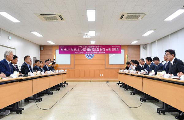 24일 부산시가 강서구 화전동 부산시기계공업협동조합에서 현장 소통 간담회를 벌인 가운데 박형준(오른쪽) 부산시장이 기계조합 관계자들을 상대로 발언하고 있다.  부산시 제공