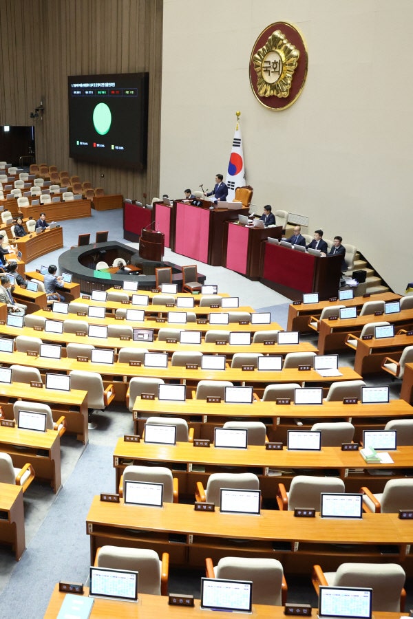 <b>방송미디어통신위 신설</b>법, 與 주도로 국회 통과…이진숙 자동 면직