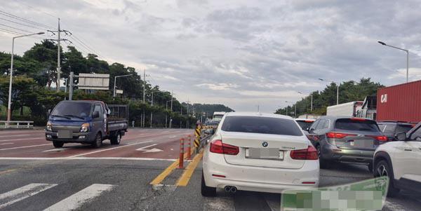 부산 강서구 렛츠런파크 부산경남 앞 도로가 출근시간 극심한 교통정체를 보이고 있다. 반대편 차선은 한가한 모습이다.