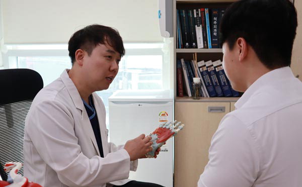 허태영 좋은삼선병원 정형외과 과장이 족저근막염의 원인과 치료법 등에 관해 설명하고 있다.  좋은삼선병원 제공