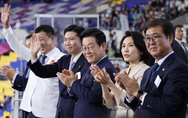 부산<b>전국체전</b> 찾은 이 대통령 "부산의 도약 적극 지원"