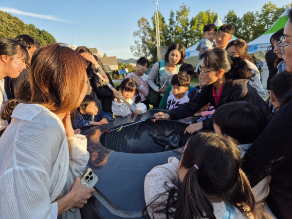 부산과학기술협의회가 25일 동래읍성 장영실과학동산에서 개최하고 있는 천제과학 체험전 관람객들이 고천운기기 앙구일구 해설을 듣고 있다. 부산과학기술협의회 제공