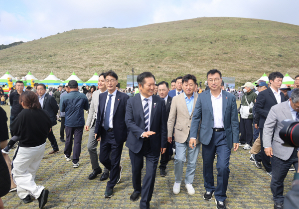 더불어민주당 정청래 대표가 25일 제주시 애월읍 봉성리 새별오름 일원에서 열린 ‘2025 제주 도새기 축제’를 둘러보고 있다. 왼쪽부터 같은 당 김한규 의원(제주시을), 문대림 의