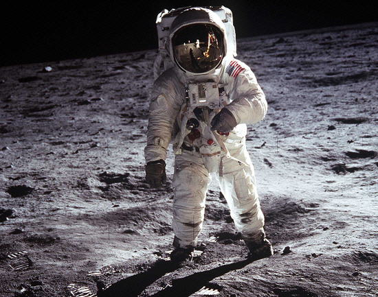 1969년 7월 20일 인류 최초로 달에 내린 아폴로 11호 선장 닐 암스트롱,