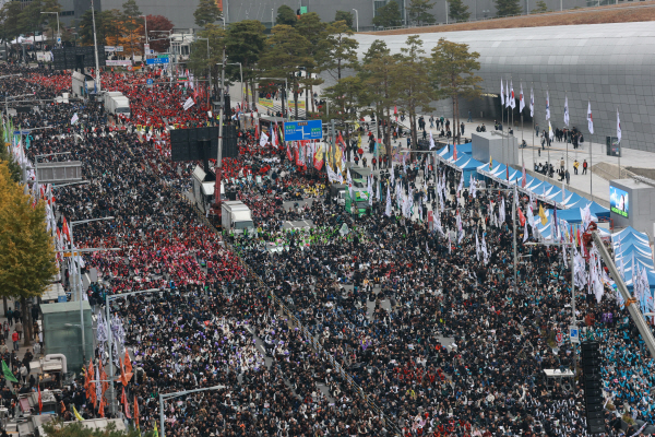 8일 서울 중구 동대문역사문화공원 인근 장충단로에서 전국민주노동조합총연맹이 연 전국노동자대회가 열리고 있다. 연합뉴스