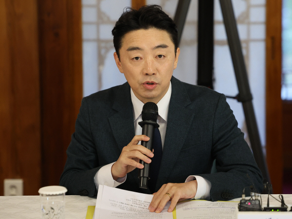 강훈식 대통령 비서실장이 9일 서울 종로구 총리공관에서 열린 고위당정협의회에서 발언하고 있다. 2025.11.9 연합뉴스